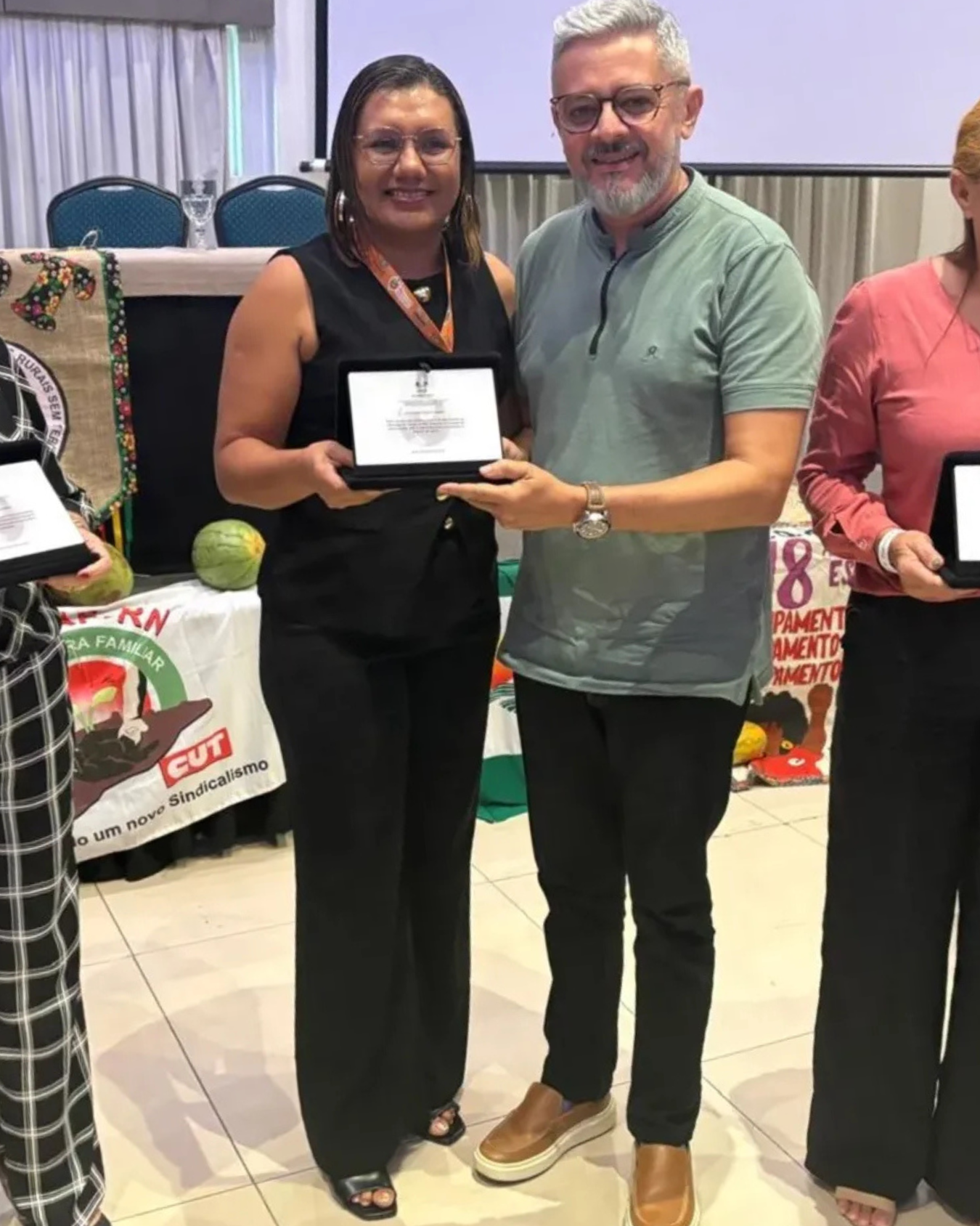 Entrega da Comenda Paulo Freire ao Coordenador do OppEP (Márcio Adriano de Azevedo)