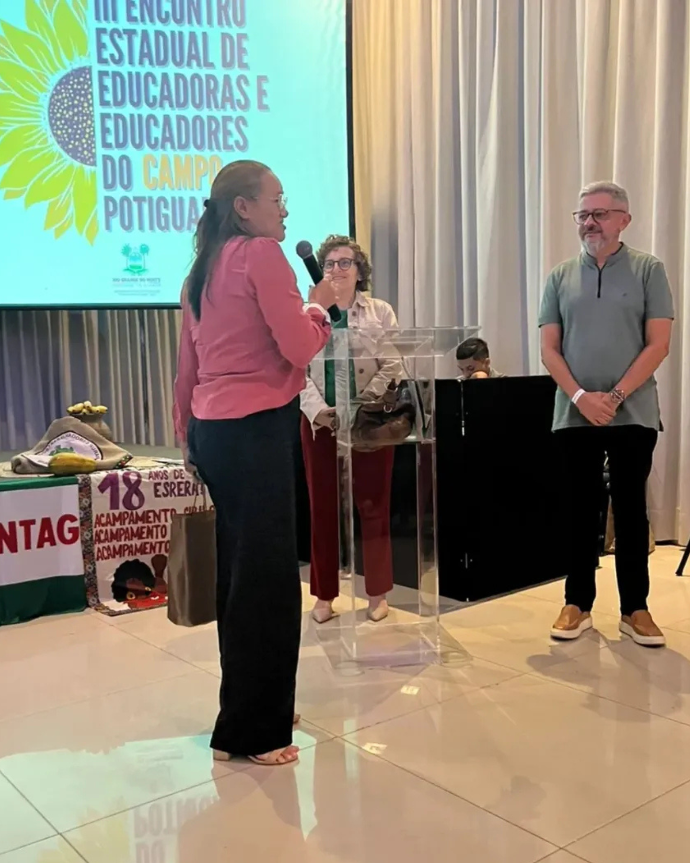 Entrega de lembrança ao palestrante convidado (Márcio Adriano de Azevedo)