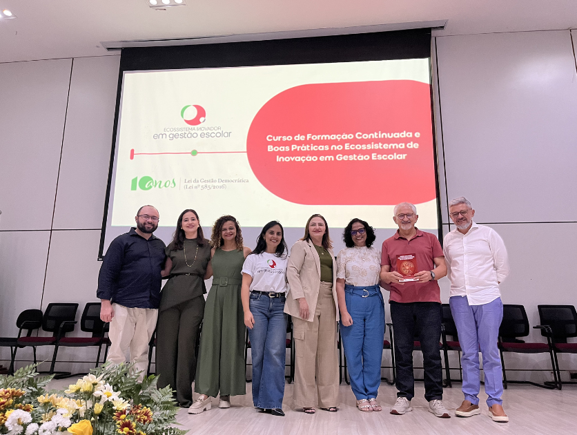 Entrega de livro ao palestrante convidado