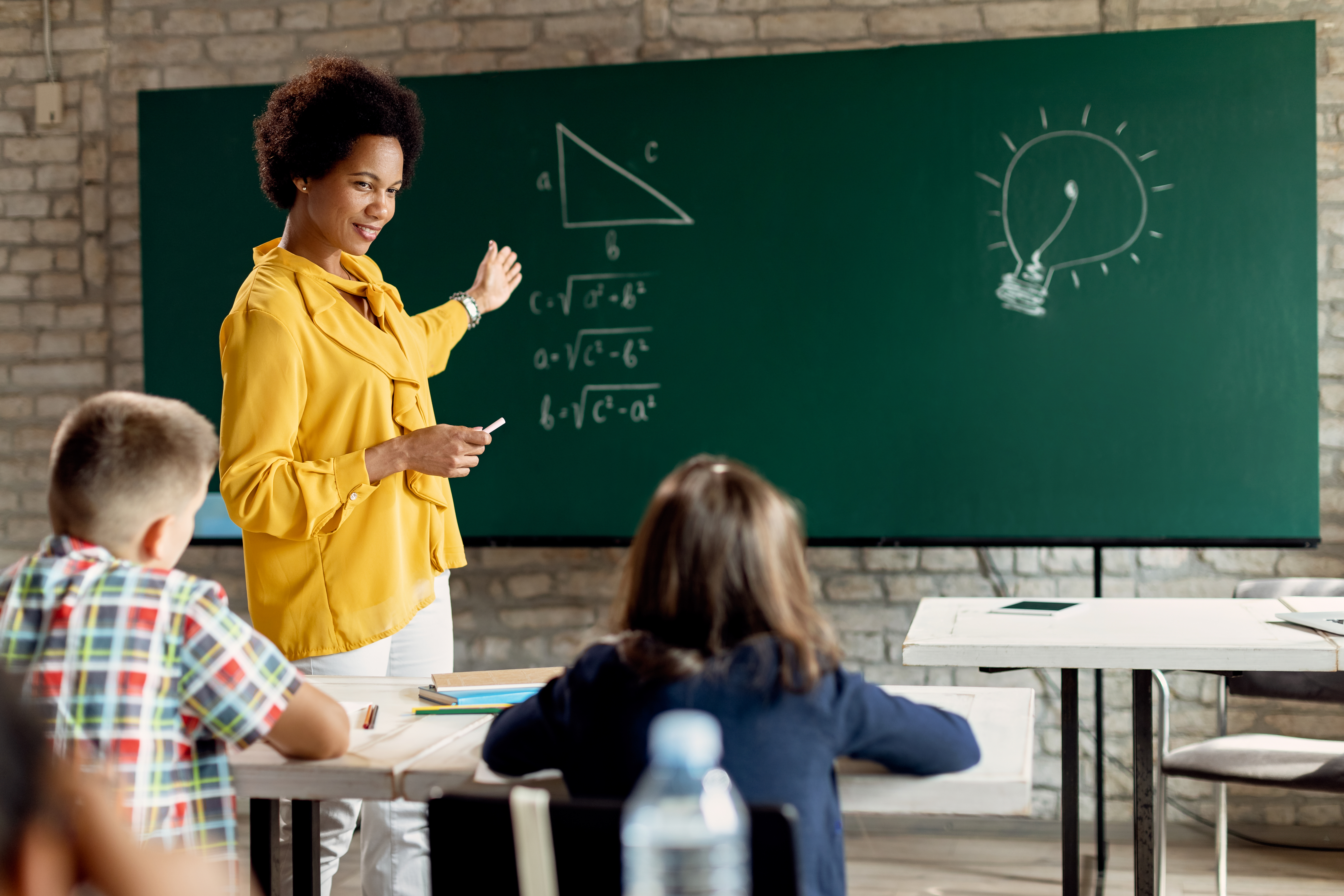 Cerca de 7,4% dos professores de pós-graduação em exatas são negros ou indígenas, diz estudo